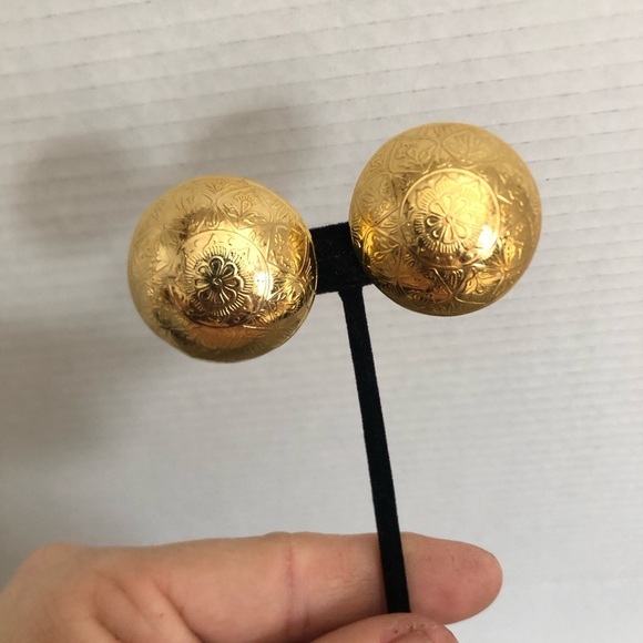 Vtg Gold Embossed Dome Clip On Earrings - Picture 5 of 10